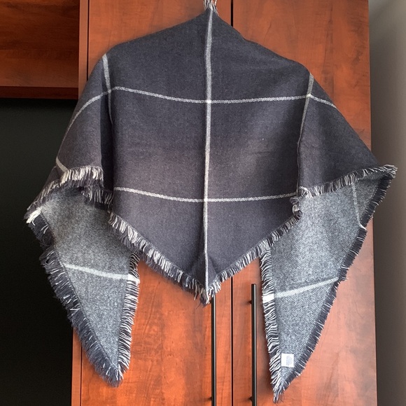 NWOT Shawl - Picture 2 of 6